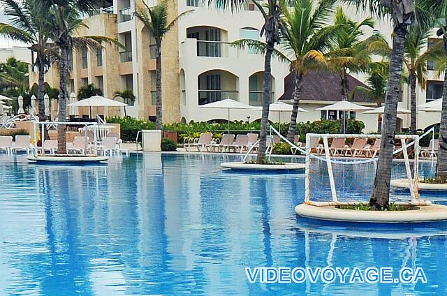 République Dominicaine Punta Cana Hard Rock Punta Cana A volleyball net and water polo nets in one of the pools.