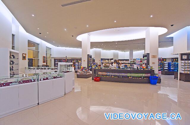 République Dominicaine Punta Cana Hard Rock Punta Cana Tiendas para comprar souvenirs o artículos de cuidado personal o la ropa.