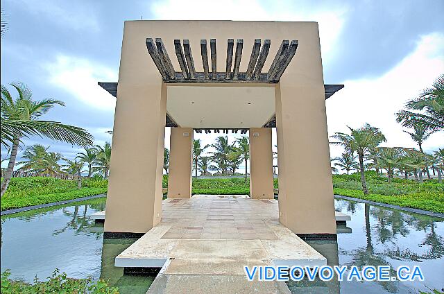 République Dominicaine Punta Cana Hard Rock Punta Cana Many gazebo for weddings, of various shapes, located near the beach.