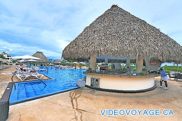 République Dominicaine Punta Cana Hard Rock Punta Cana El bar de la piscina de la guitarra con un contador para servir a los clientes fuera de la piscina.