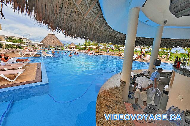 République Dominicaine Punta Cana Hard Rock Punta Cana Unos asientos en el bar en la piscina, los huéspedes del contador están protegidos del sol en todo momento.