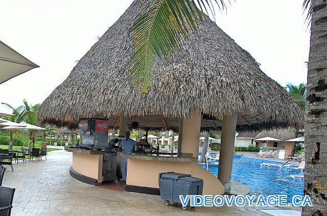 République Dominicaine Punta Cana Hard Rock Punta Cana Con un mostrador de servicio para la gente fuera de la piscina como invitados en la playa.