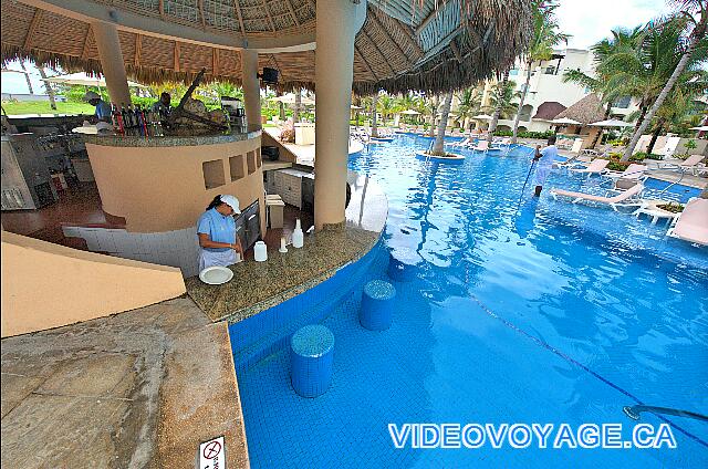 République Dominicaine Punta Cana Hard Rock Punta Cana Asientos en el bar en la piscina, pero se exponen al sol de la tarde.