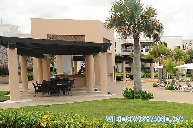 République Dominicaine Punta Cana Hard Rock Punta Cana Una pequeña terraza junto a la piscina.