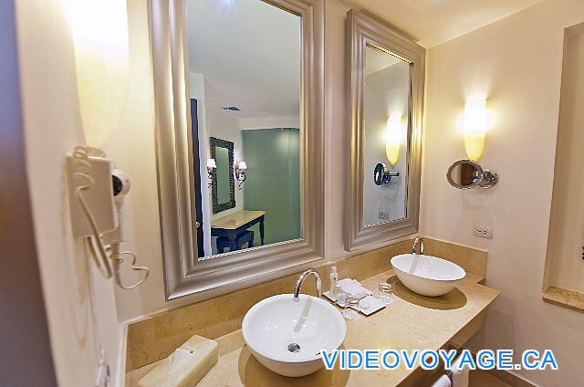 République Dominicaine Punta Cana Hard Rock Punta Cana Le comptoir de la salle de bain est assez grand, un éclairage puissant, deux miroirs et deux lavabos,...