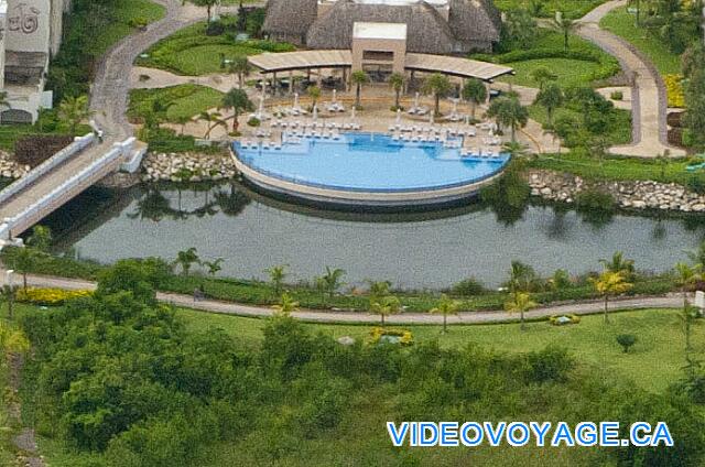 République Dominicaine Punta Cana Hard Rock Punta Cana La piscine Sax est situé à mi chemin entre la plage et le Lobby.  De moyenne dimension, plusieurs chaises longues dans la piscine et sur la terrasse, quelques parasols et un bar sur la terrasse.