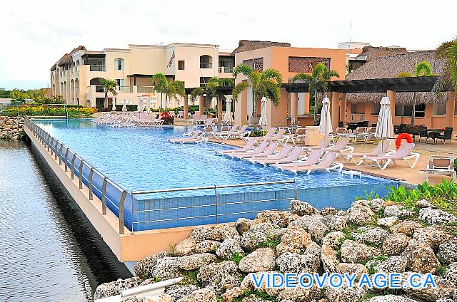 République Dominicaine Punta Cana Hard Rock Punta Cana De nombreuses chaises longues dans la piscine.