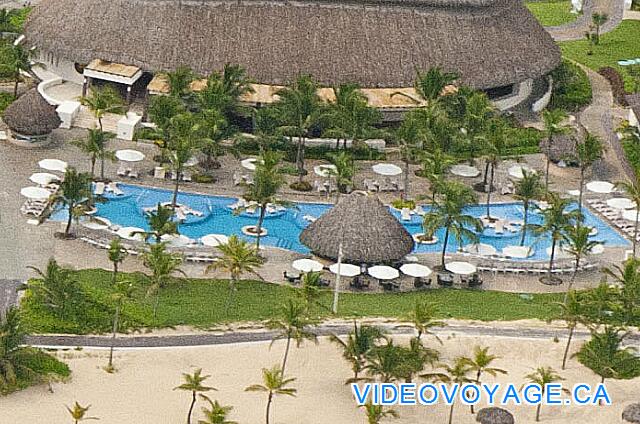 République Dominicaine Punta Cana Hard Rock Punta Cana La piscine Isla est situé entre la plage et le restaurant Isla.  Une piscine de moyenne dimension.