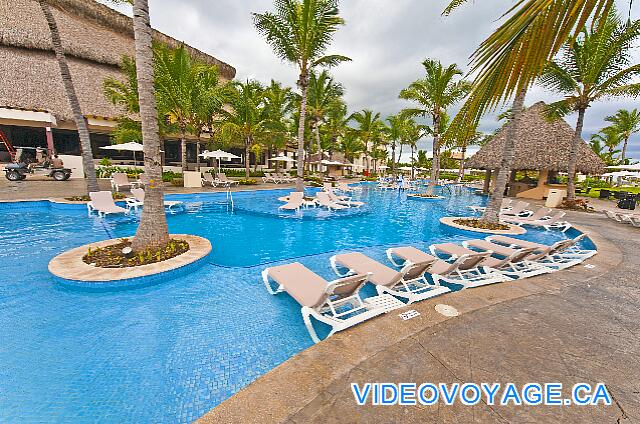 République Dominicaine Punta Cana Hard Rock Punta Cana Des chaises longues dans la piscine et sur la terrasse, quelques parasols sur la terrasse, un bar dans la piscine, des secteurs peu profond...