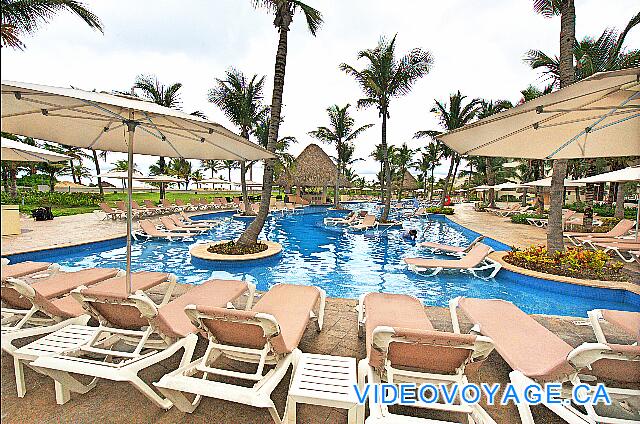 République Dominicaine Punta Cana Hard Rock Punta Cana Une piscine avec peu d'espace de baignade, les zones peu profondes pour les chaises de chaque coté laisse peu de zone de baignade  plus profond.