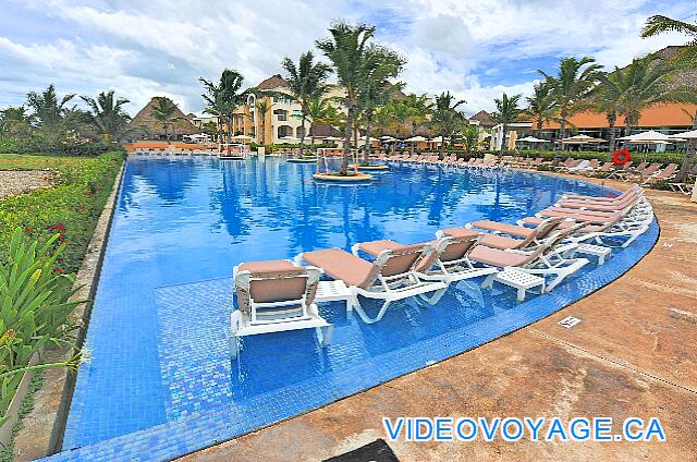 République Dominicaine Punta Cana Hard Rock Punta Cana De nombreuses chaises longues dans la piscine avec des petites tables pour déposer les verres.  Une vue océan dans la piscine...