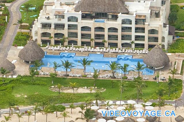 République Dominicaine Punta Cana Hard Rock Punta Cana La piscine Drum est situé sur le bord de la plage, devant un batiment avec des chambres vue océan.  Une piscine de moyenne dimension.