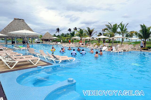 République Dominicaine Punta Cana Hard Rock Punta Cana Avec des activités sportives tel que le volleyball dans la piscine.