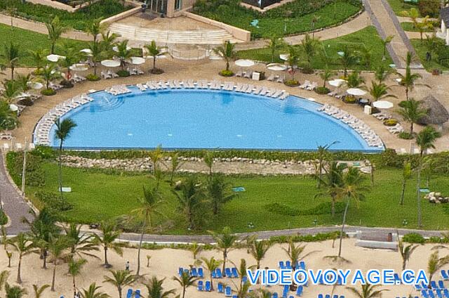 République Dominicaine Punta Cana Hard Rock Punta Cana La piscine moon en forme de demi lune est situé sur le bord de la plage.  Près de 60 chaises longues dans la piscine, près de 40 chaises longues sur la terrasse et 16 parasols.