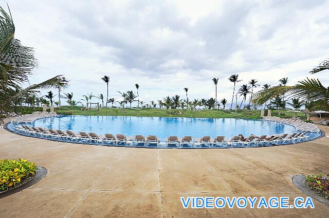 République Dominicaine Punta Cana Hard Rock Punta Cana Une piscine de moyenne dimension avec une vue partielle de l'océan.