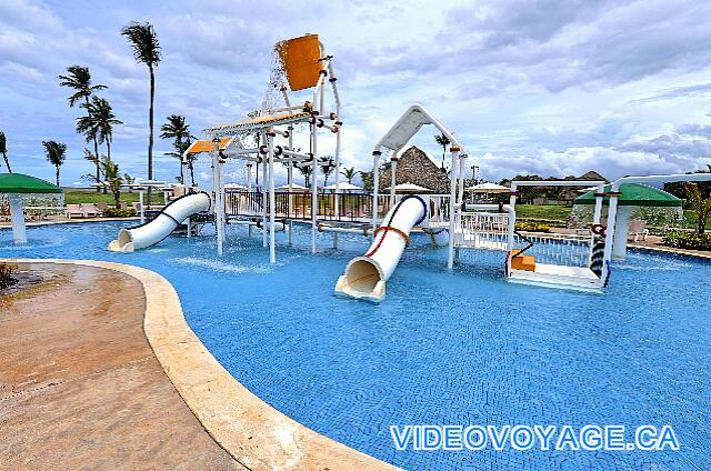 République Dominicaine Punta Cana Hard Rock Punta Cana Une autre piscine avec des glissades d'eau plus petites.