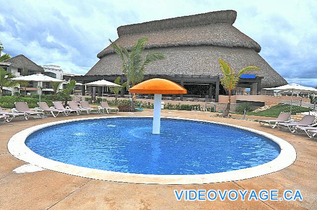 République Dominicaine Punta Cana Hard Rock Punta Cana A small pool for children with a water fountain.