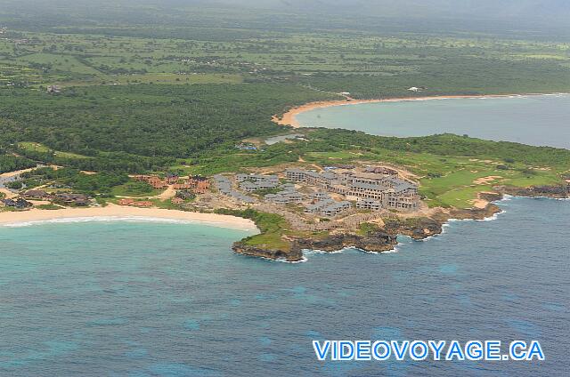 République Dominicaine Punta Cana Hard Rock Punta Cana A l'extrémité de la plage, un hôtel en construction et un terrain de golf.