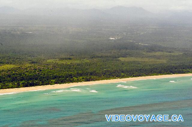 République Dominicaine Punta Cana Hard Rock Punta Cana Le sable de couleur plus foncé sur la plage Macao, en arrière plan les montagnes.