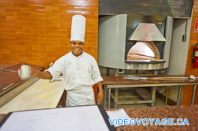 République Dominicaine Punta Cana Hard Rock Punta Cana El cocinero prepara la pizza y el horno de pizza, las pizzas está preparando antes.