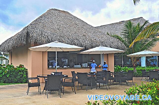 République Dominicaine Punta Cana Hard Rock Punta Cana Several snack bar are available along the beach and swimming pools.