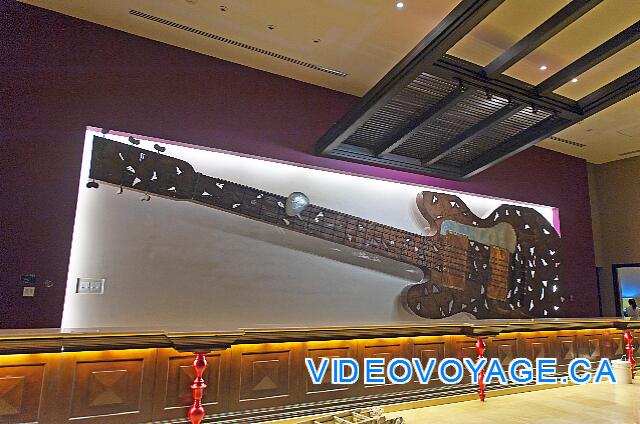 République Dominicaine Punta Cana Hard Rock Punta Cana The reception, which was under renovation when we visited, a guitar on the wall to remind the theme of the hotel.