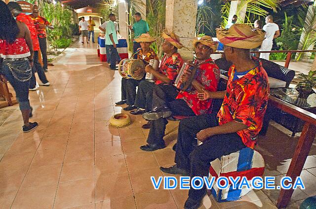 Republique Dominicaine Punta Cana Natura  Park Músicos en la noche cerca del Lobby bar y restaurante buffet.