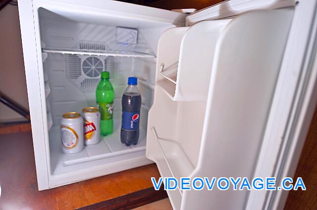 Republique Dominicaine Punta Cana Natura  Park El interior del refrigerador: dos latas de cerveza y dos refrescos. Un día entero se llena refrigerador.