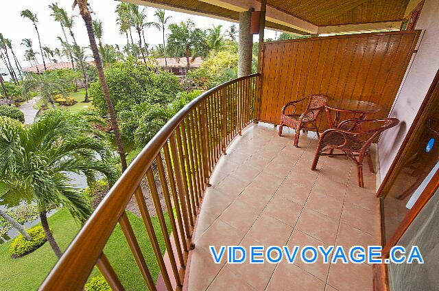 Republique Dominicaine Punta Cana Natura  Park Todo un gran balcón con sillas y una mesa pequeña. La mayoría de las habitaciones tienen vistas al jardín, algunas habitaciones tienen una vista frente al mar.