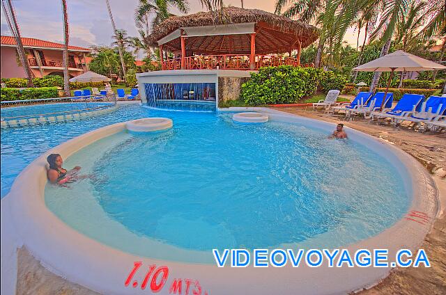 Republique Dominicaine Punta Cana Natura  Park Una fotografía HDR Jacuzzi al atardecer, el bar de la piscina en el fondo.