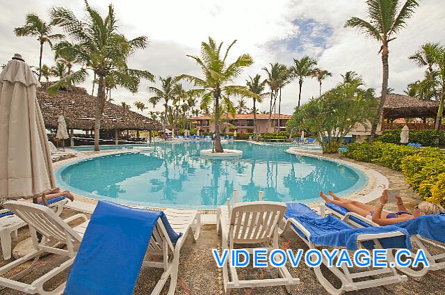 Republique Dominicaine Punta Cana Natura  Park Une terrasse avec des chaises longues et des parasols, mais un nombre insuffisant en haute saison pour la capacité de l'hôtel.  