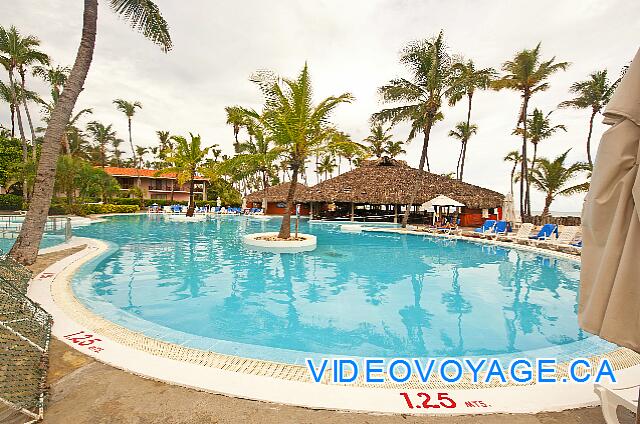 Republique Dominicaine Punta Cana Natura  Park Avec le restaurant entre la plage et la piscine.