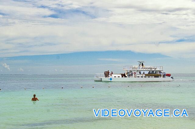 Republique Dominicaine Punta Cana Natura  Park Un barco pasa carrozas pero a baja velocidad.