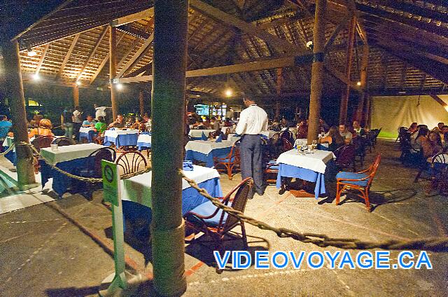 Republique Dominicaine Punta Cana Natura  Park A restaurant open area between the pool and the beach, of medium size.