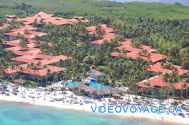 Republique Dominicaine Punta Cana Natura  Park Abundant vegetation, a hotel right on the beach.