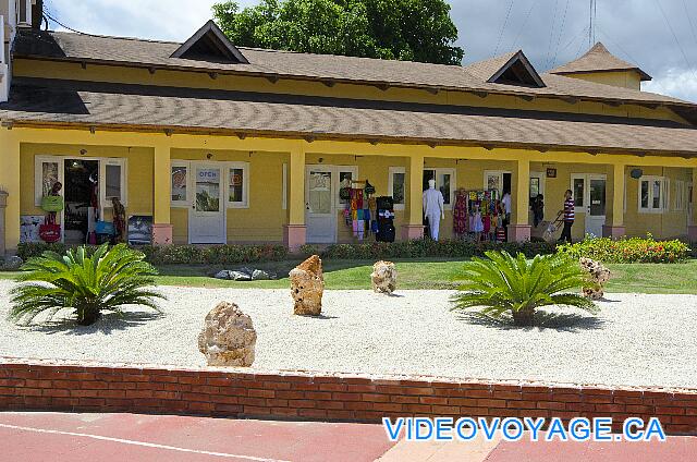 République Dominicaine Punta Cana Be Live Grand Punta Cana Plusieurs petits magasins près du Lobby.