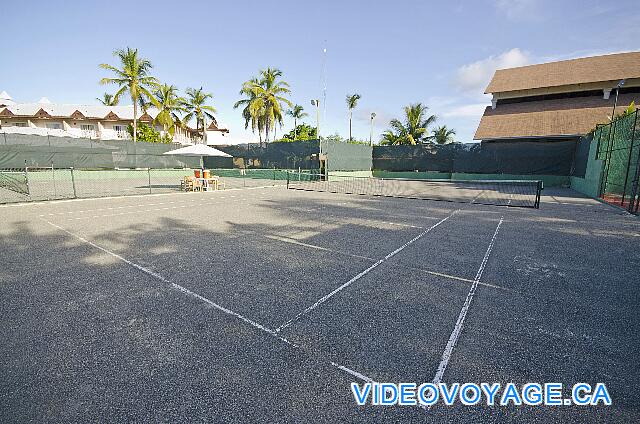 République Dominicaine Punta Cana Be Live Grand Punta Cana Une vue d'ensemble des deux terrains de tennis sans système d'éclairage.