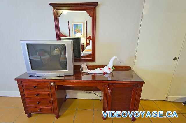 République Dominicaine Punta Cana Be Live Grand Punta Cana A makeup artist with a TV on top, a mirror, a refrigerator in the cabinet.