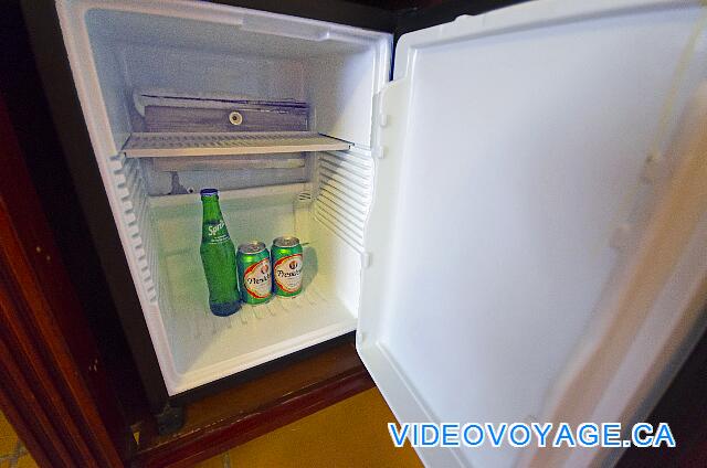 République Dominicaine Punta Cana Be Live Grand Punta Cana The refrigerator with two beers and two soft drinks.