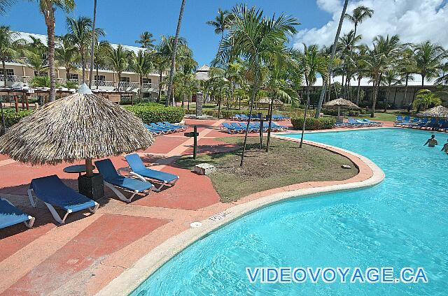 République Dominicaine Punta Cana Be Live Grand Punta Cana Sun loungers and palapas on the terrace around the pool.