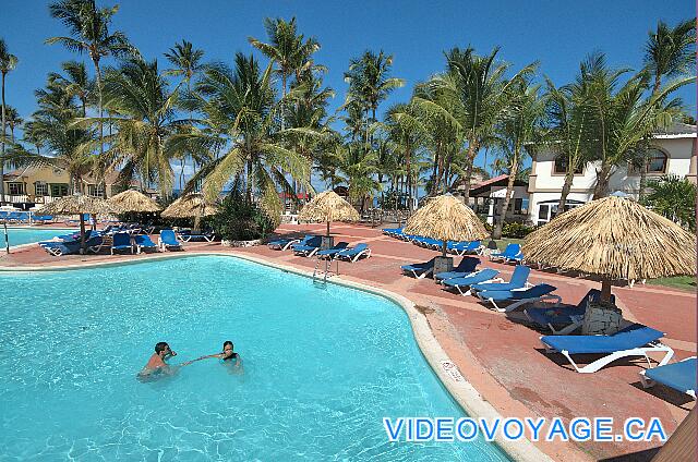 République Dominicaine Punta Cana Be Live Grand Punta Cana Sun loungers and palapas on the terrace around the pool.