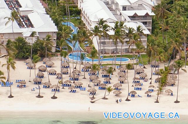 République Dominicaine Punta Cana Be Live Grand Punta Cana The secondary pool of Punta Cana section passes between two buildings.