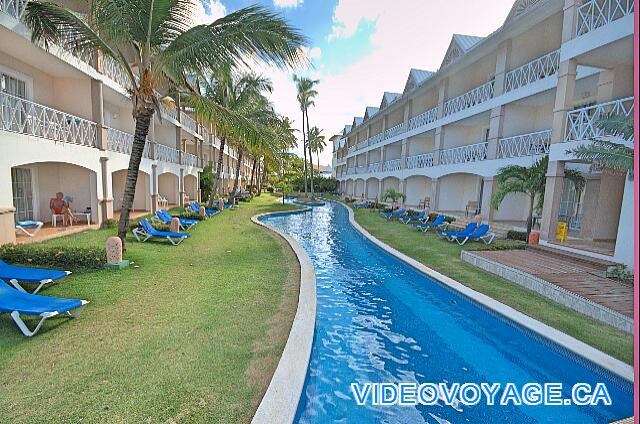 République Dominicaine Punta Cana Be Live Grand Punta Cana the pool that goes outside the rooms, popular with customers.