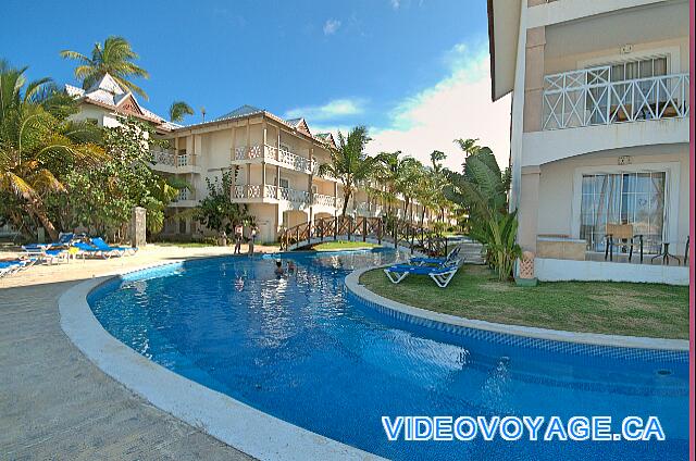 République Dominicaine Punta Cana Be Live Grand Punta Cana The pool, which continues between the two buildings and a bridge over the pool.