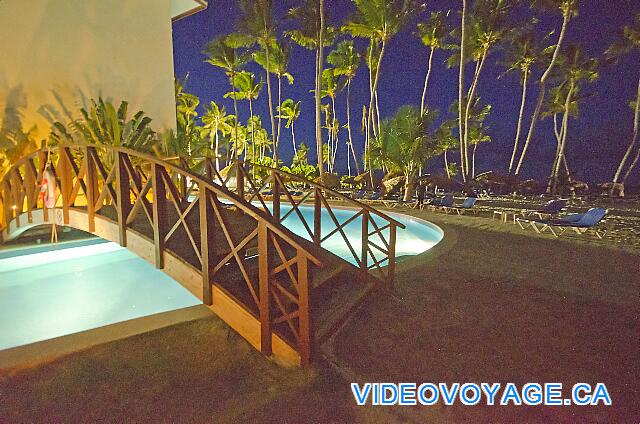 République Dominicaine Punta Cana Be Live Grand Punta Cana The small bridge over the pool at night.