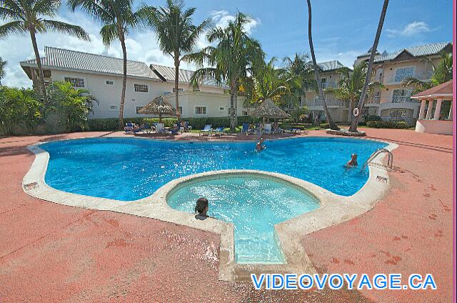 République Dominicaine Punta Cana Be Live Grand Punta Cana A pool with an integrated Jacuzzi ...