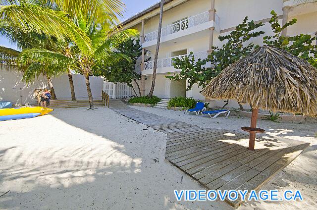 République Dominicaine Punta Cana Be Live Grand Punta Cana Un chemin en bois pour se rendre sur la plage pour les personnes handicapées de la section Grand Bavaro.