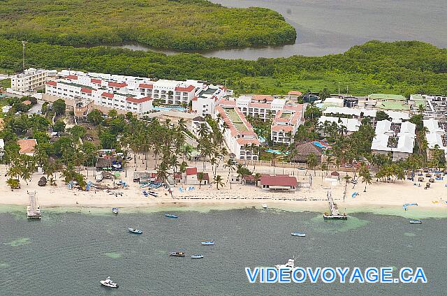 République Dominicaine Punta Cana Be Live Grand Punta Cana Le batiment au toit orangé au centre est le seul batiment qui héberge des clients en tout inclus des tours opérateur Canadien. Le batiment au toit rouge est plutot pour la location...