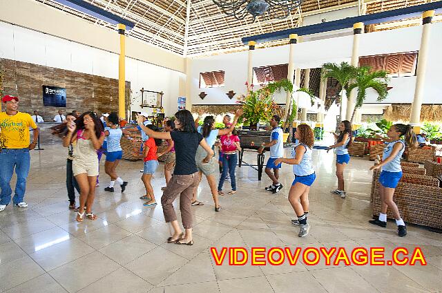 Republique Dominicaine Punta Cana Barcelo Dominican Les clients dansent avec les danseurs...