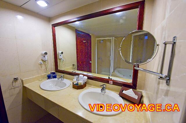 Republique Dominicaine Punta Cana Barcelo Dominican The counter of the bathroom, magnifying mirror, powerful lighting, double sinks, ...